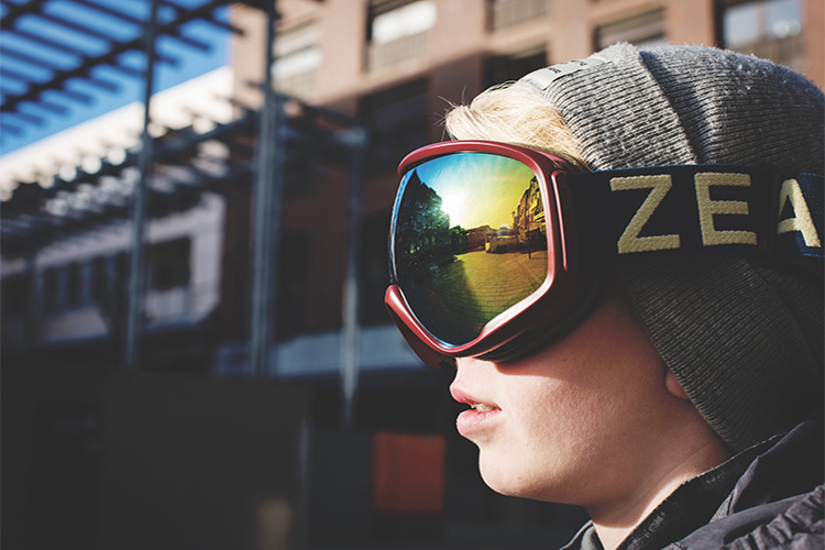 Bilde av en gutt som viser frem Zeal googles til kr 1095,- fra Alliance Optikk