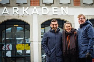 Bilde av Aziz Chaer, Kathrine Nakken og Håvard Nymoen Joansen foran Arkaden